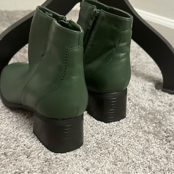 NWOB Olive Green AJ Valenci Bootie Boots size 7.5W - Picture 3 of 6